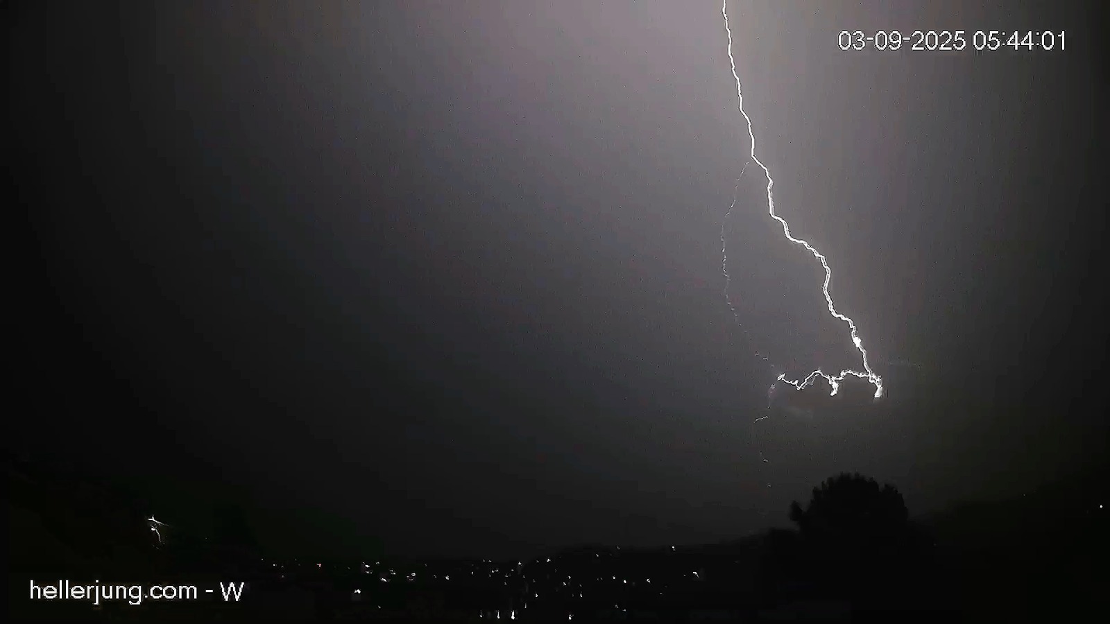VÍDEO: Raio raro ilumina o céu de Taquara e é registrado pelo Observatório Heller & Jung