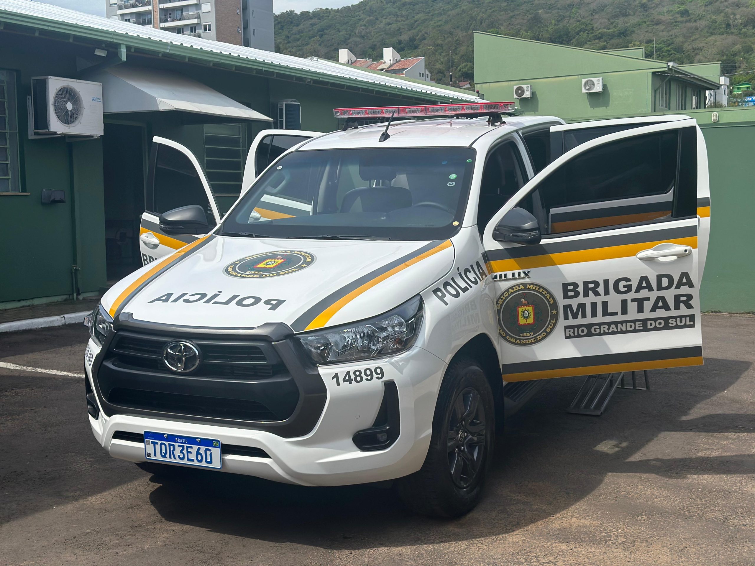 Igrejinha recebe viatura Toyota Hilux semi‑blindada para a Brigada Militar
