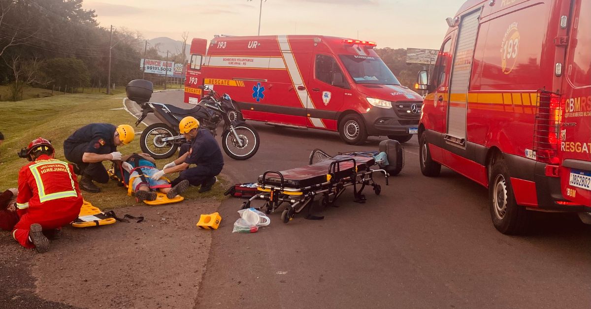 Colisão entre motocicleta e bicicleta deixa dois feridos na ERS-115 em Igrejinha