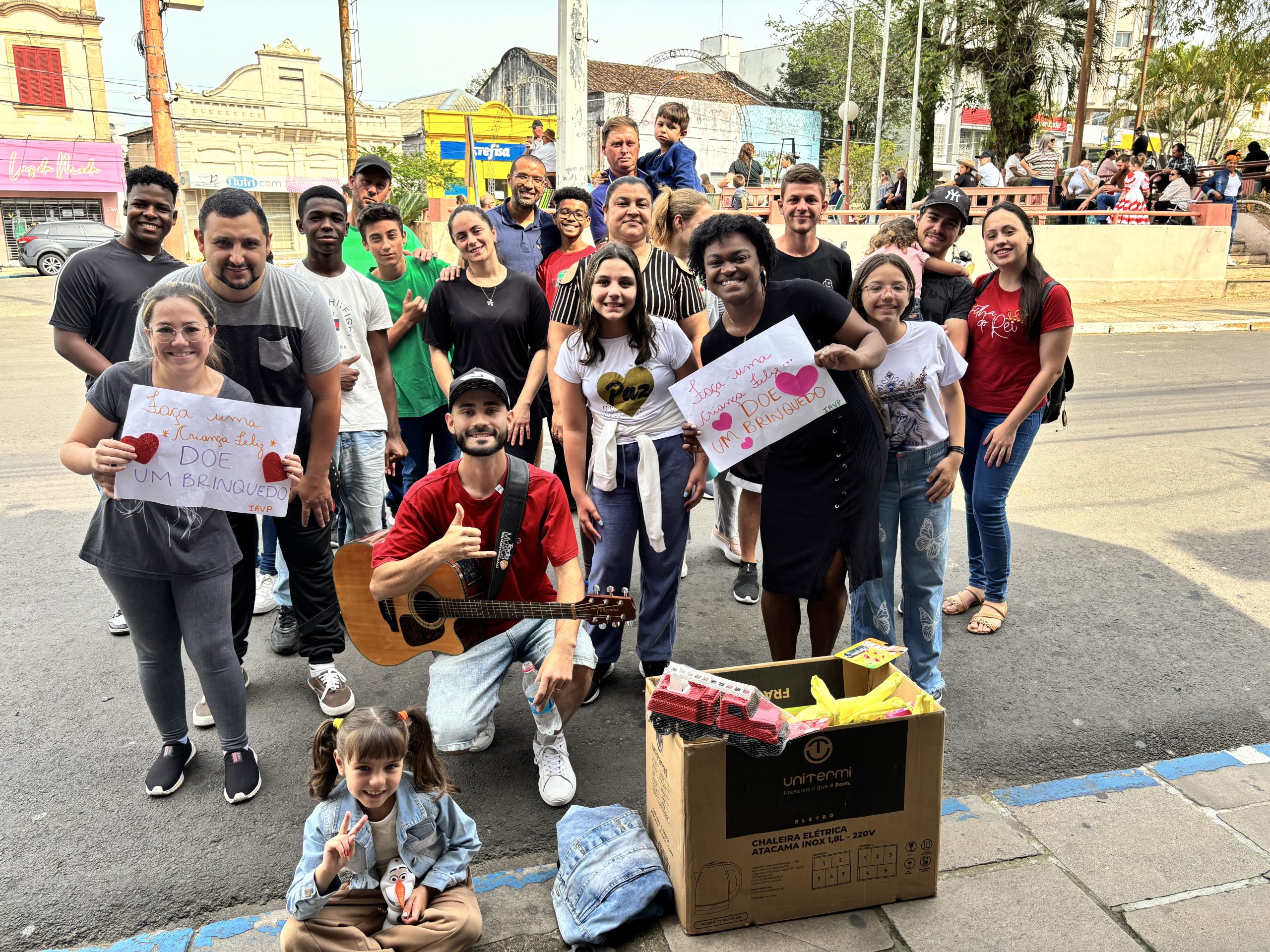 Campanha solidária arrecada brinquedos com paródias de louvor no Centro de Taquara