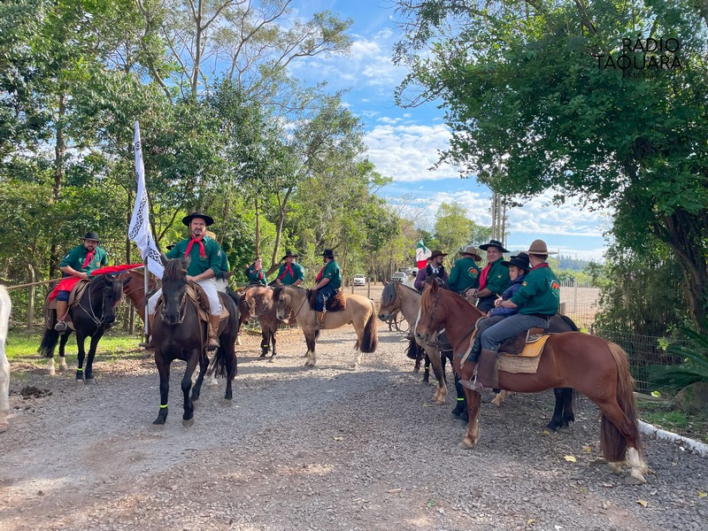 Desfile Farroupilha reúne 130 cavaleiros pelas ruas de Igrejinha
