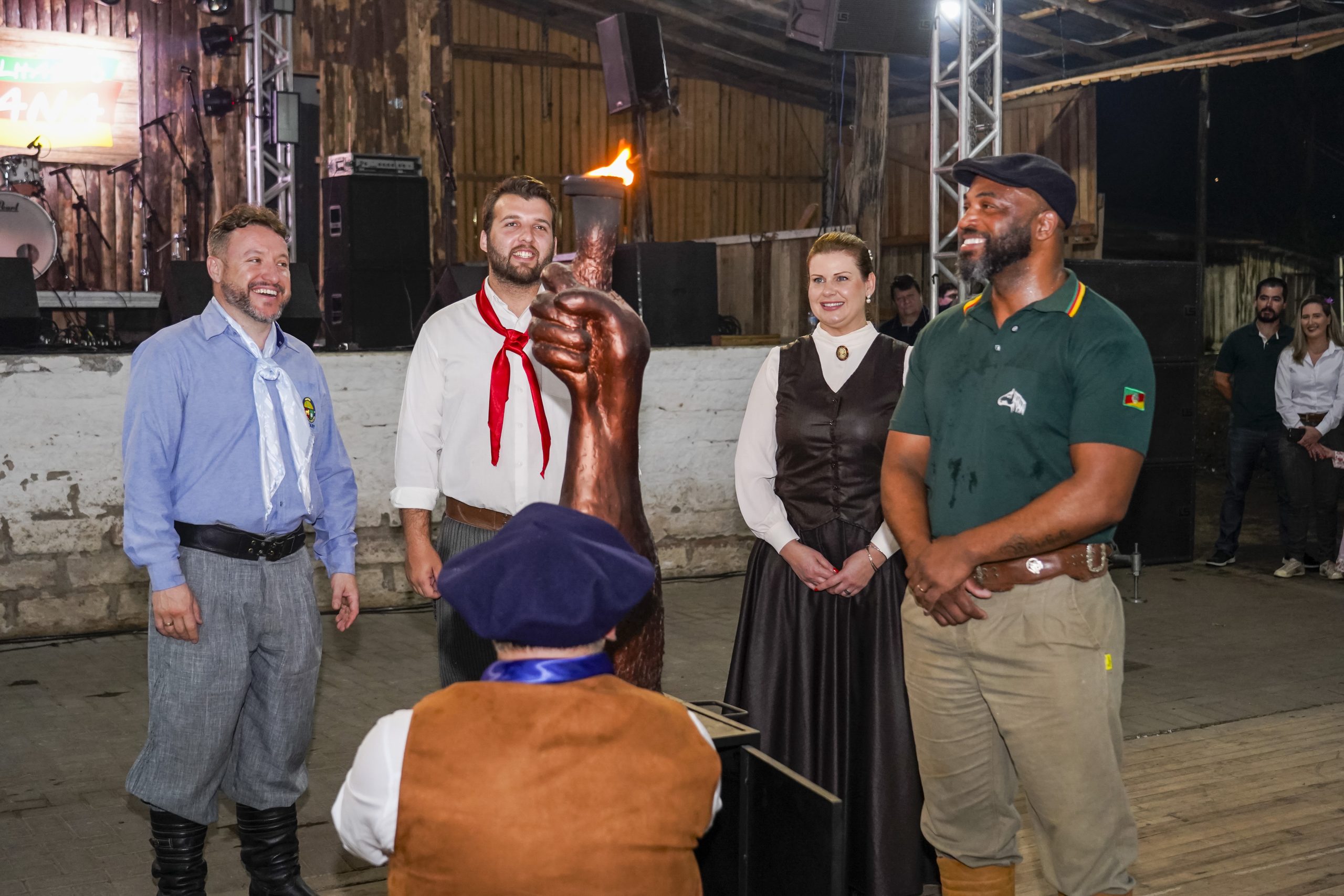 Festejos Farroupilhas do Paranhana encerram com homenagens, emoção e despedida da sede campestre do CTG Fogão Gaúcho