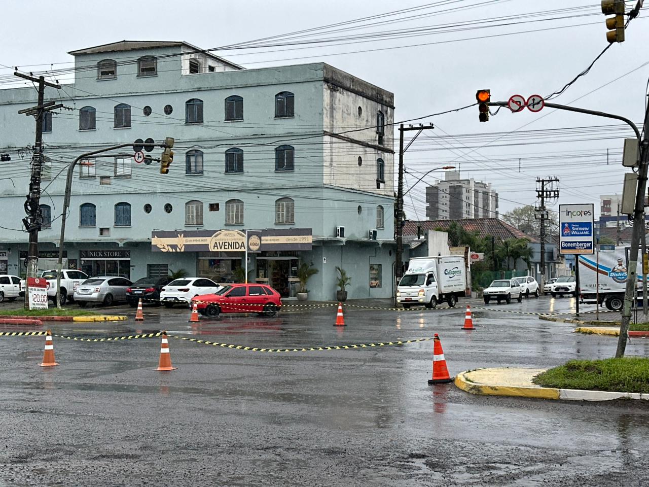 Semáforos da Rua Tristão Monteiro voltam a funcionar e trânsito é liberado