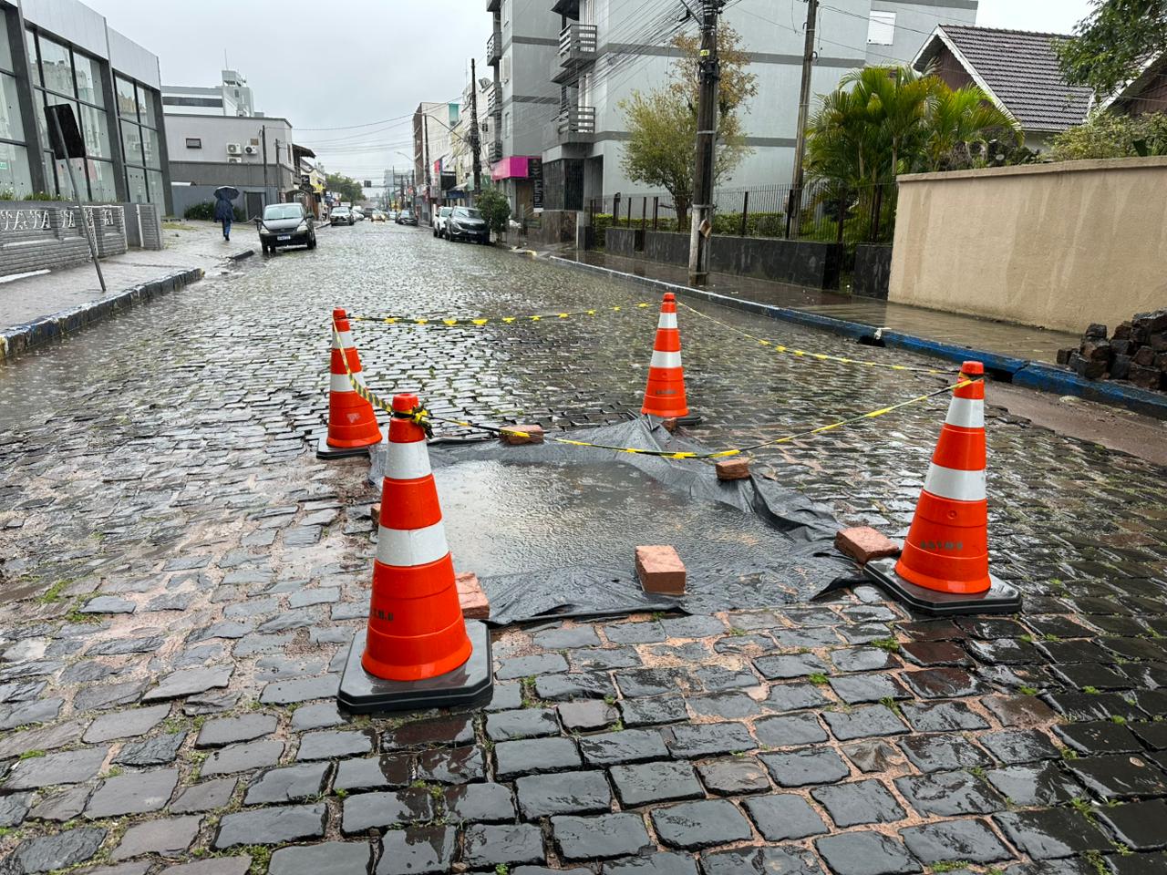 Bloqueio parcial é realizado na rua Guilherme Lahm após reparo em galeria pluvial