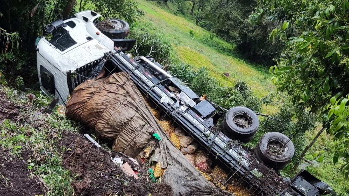 Caminhão carregado de batatas tomba na ERS-020, em Taquara