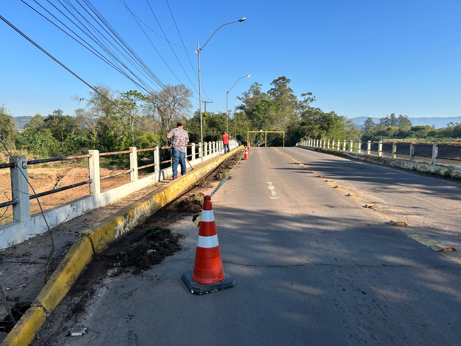 Secretarias de Obras de Taquara e Parobé realizam limpeza e pintura de ponte entre os municípios