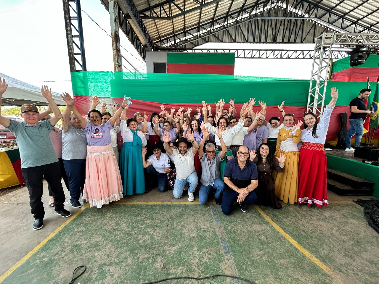 Idosos participam da tarde da Melhor Idade dos grupos de Hiperdia no Acampamento Farroupilha de Parobé