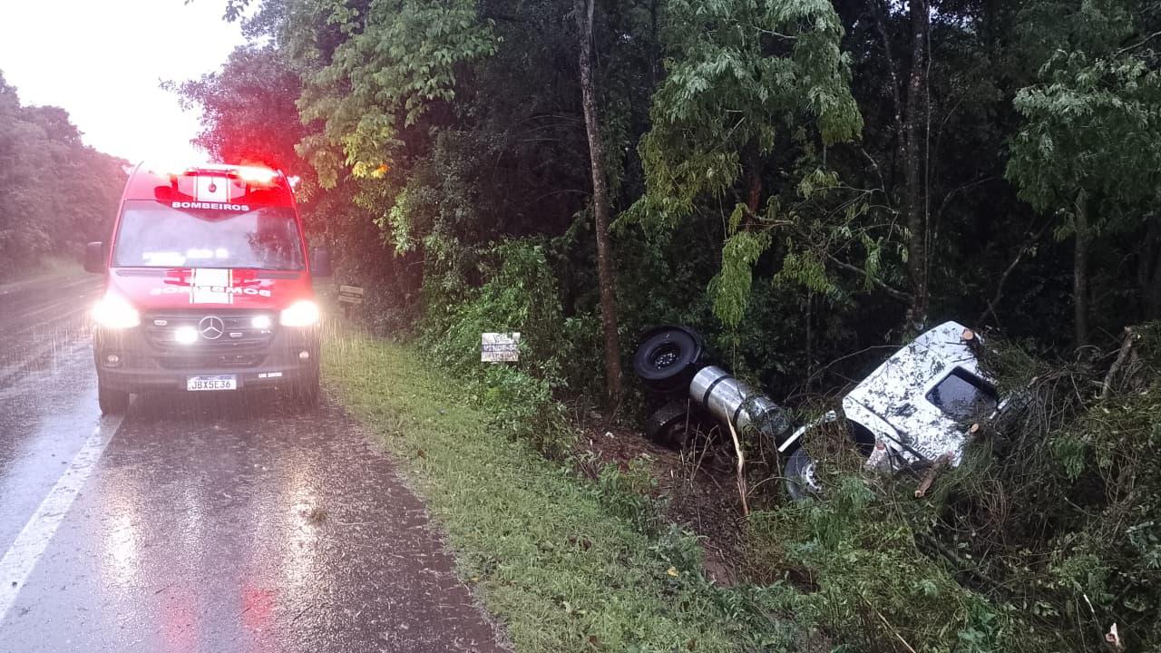 Caminhão sai da pista na ERS-115, deixando condutor ferido em Igrejinha