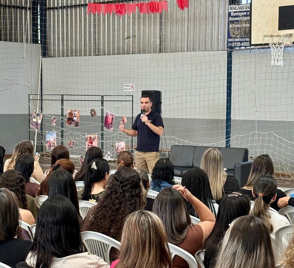 Profissionais da Educação Infantil de Parobé participam de formação sobre limites na primeira infância