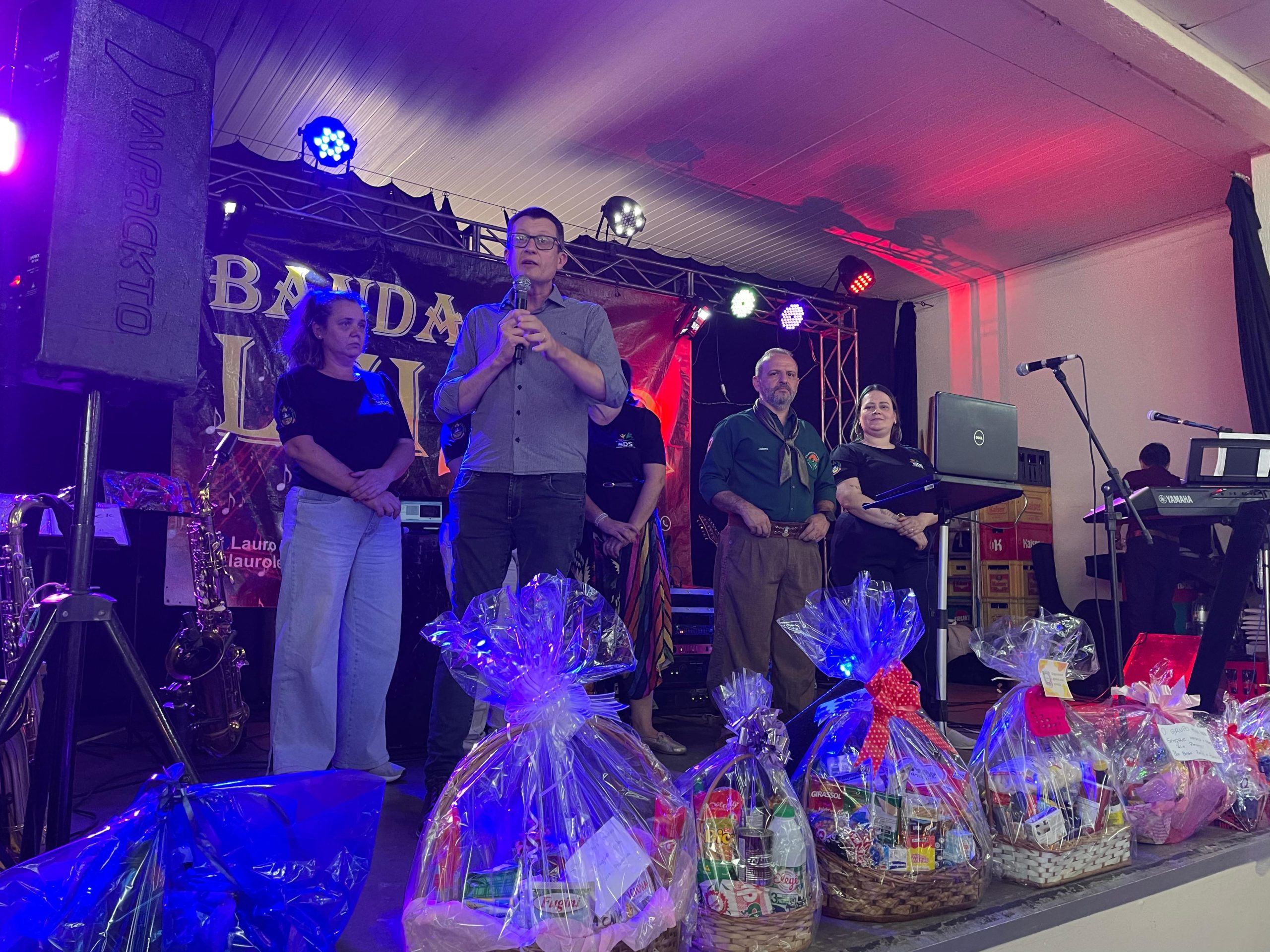 Baile da Primavera reúne idosos de sete bairros de Igrejinha em celebração anual