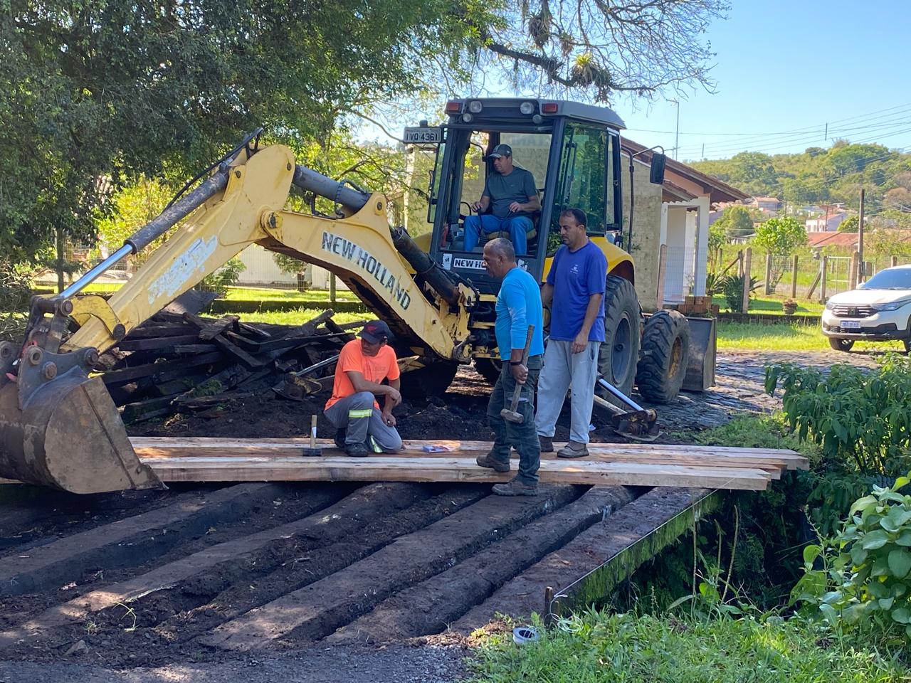 Secretaria de Obras realiza conserto de ponte e retoma manutenção de estradas em Taquara