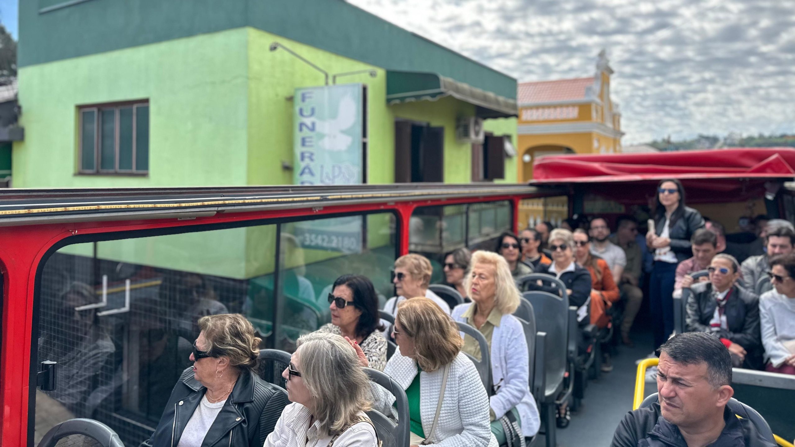 Ônibus aberto leva público para conhecer prédios históricos durante a 1ª Semana do Turismo de Taquara
