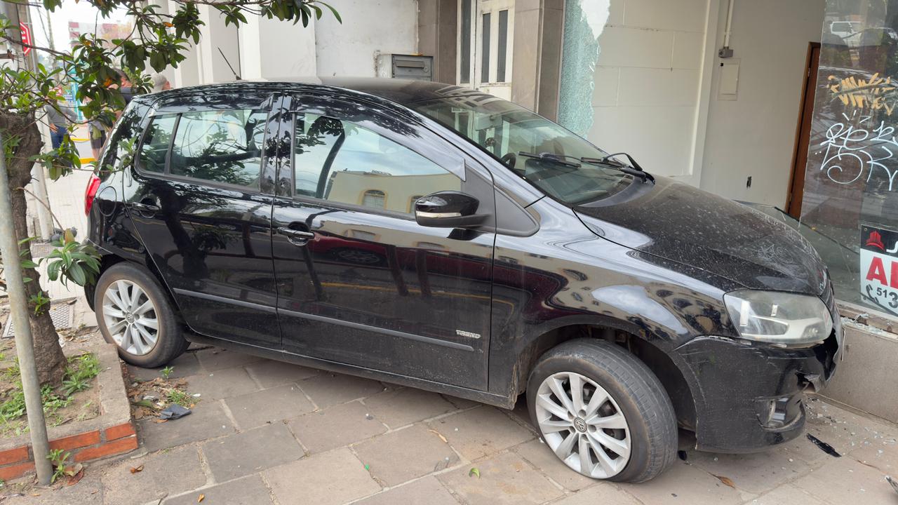 Carro desgovernado atropela mulher em calçada no centro de Taquara