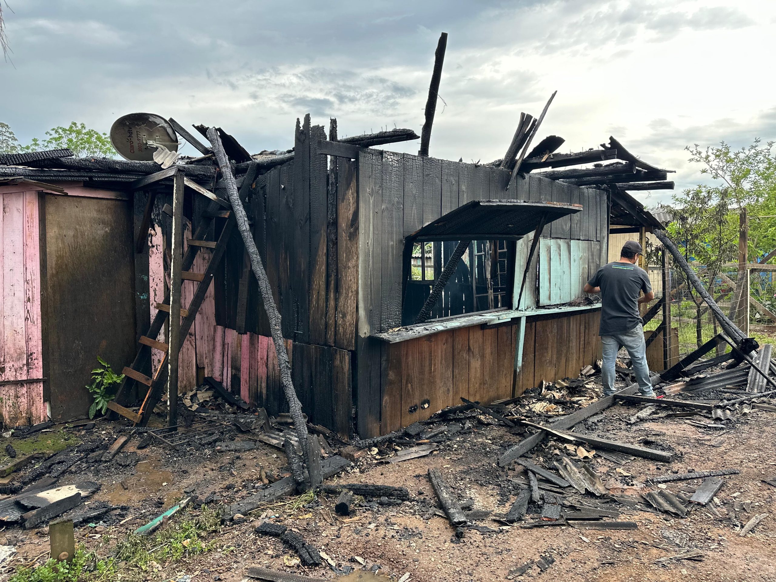 Incêndio atinge casa de madeira no bairro Empresa, em Taquara