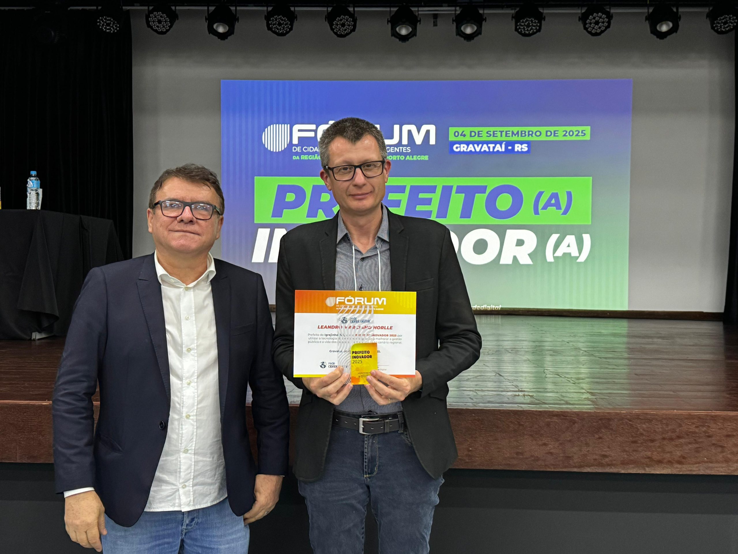 Leandro Horlle recebe prêmio de Prefeito Inovador 2025