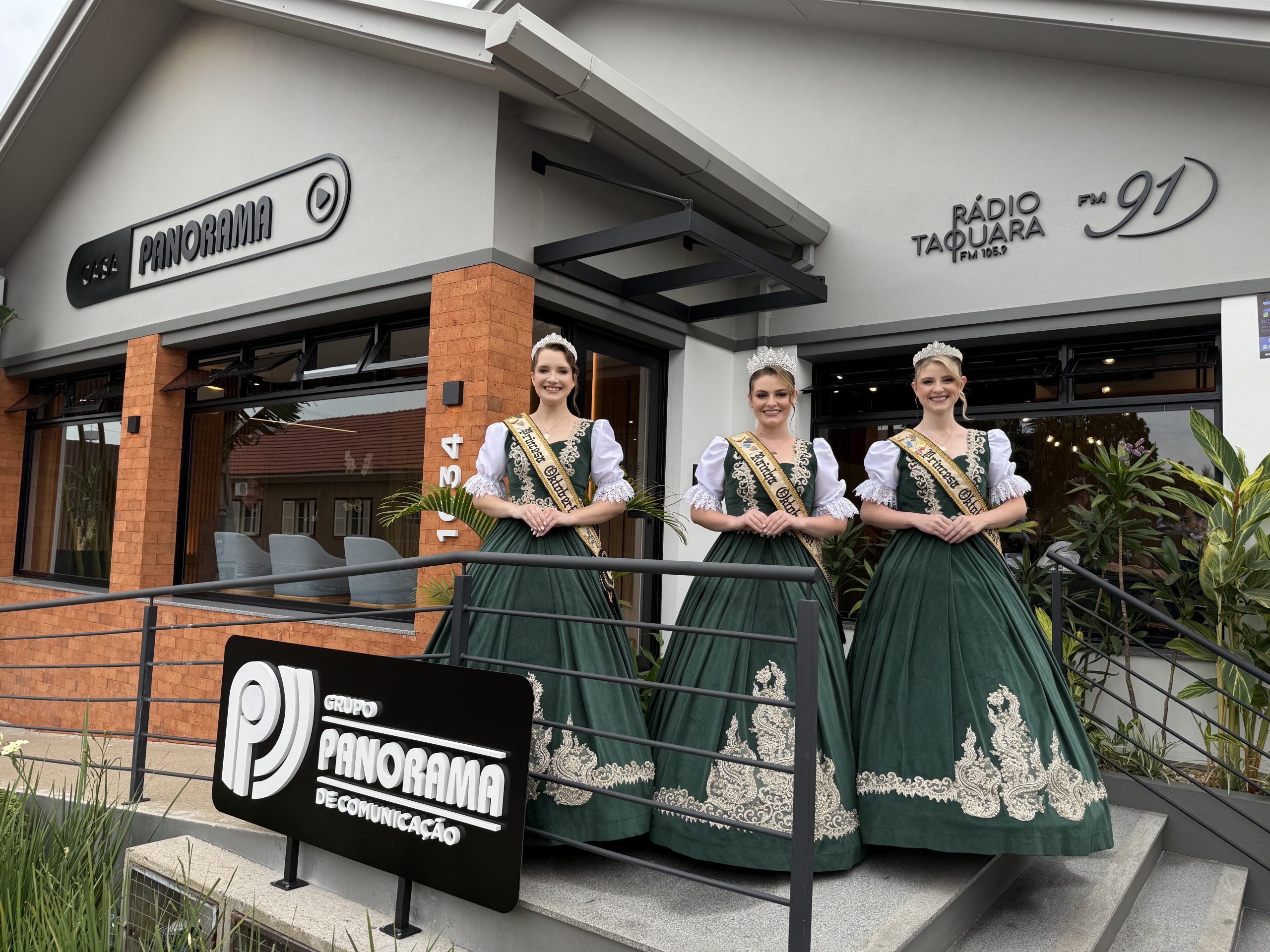 Soberanas da Oktoberfest visitam estúdio da Rádio Taquara na Casa Panorama e celebram início da 36ª edição