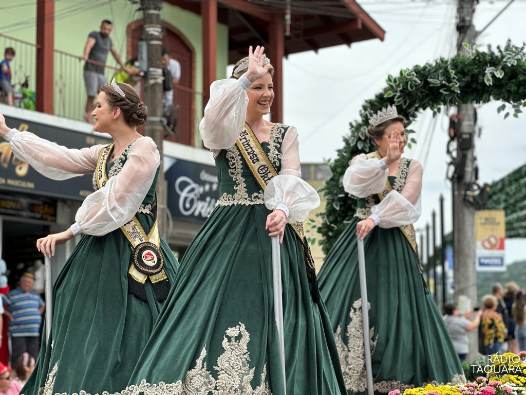 Desfile Oficial da Oktoberfest de Igrejinha reúne mais de 40 entidades; veja fotos e vídeo