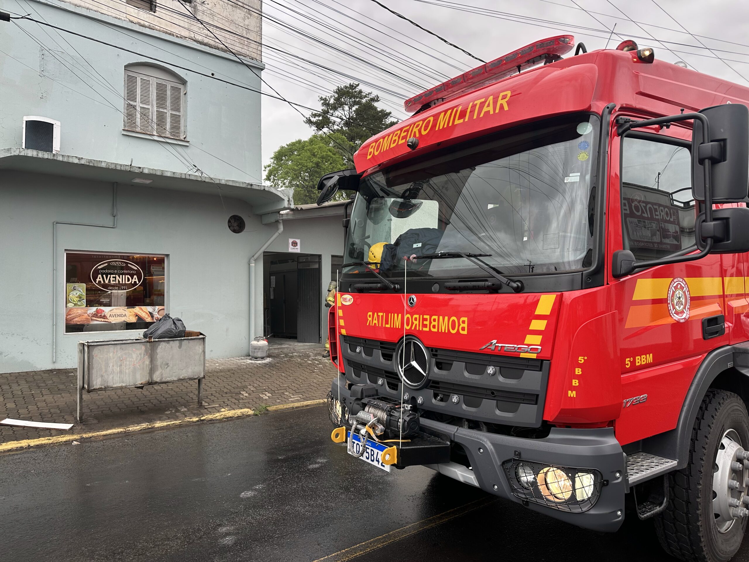 Curto-circuito em fritadeira causa princípio de incêndio em padaria de Taquara