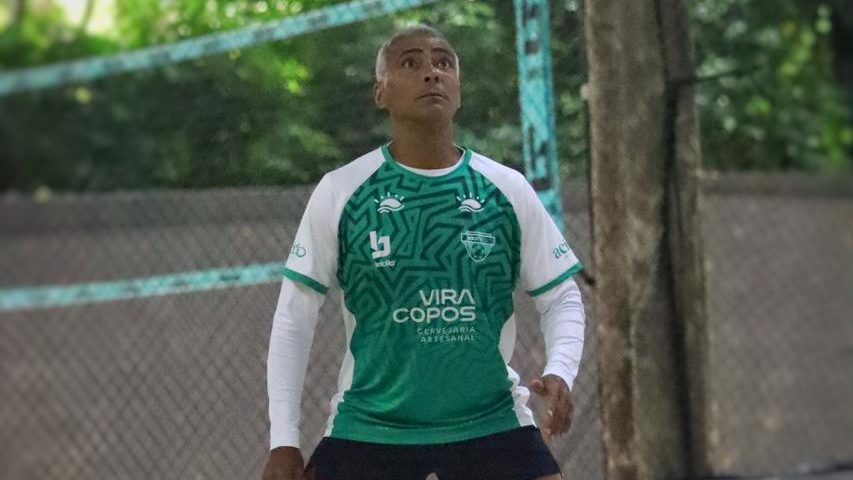 Tour de Romário pelo Vale do Paranhana inclui partida de futevôlei em Taquara