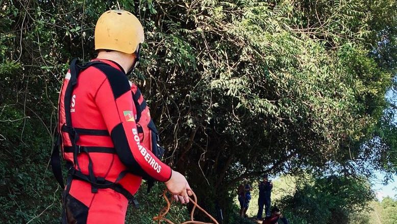 Bombeiros realizam buscas por jovem desaparecido no Rio dos Sinos, em Taquara