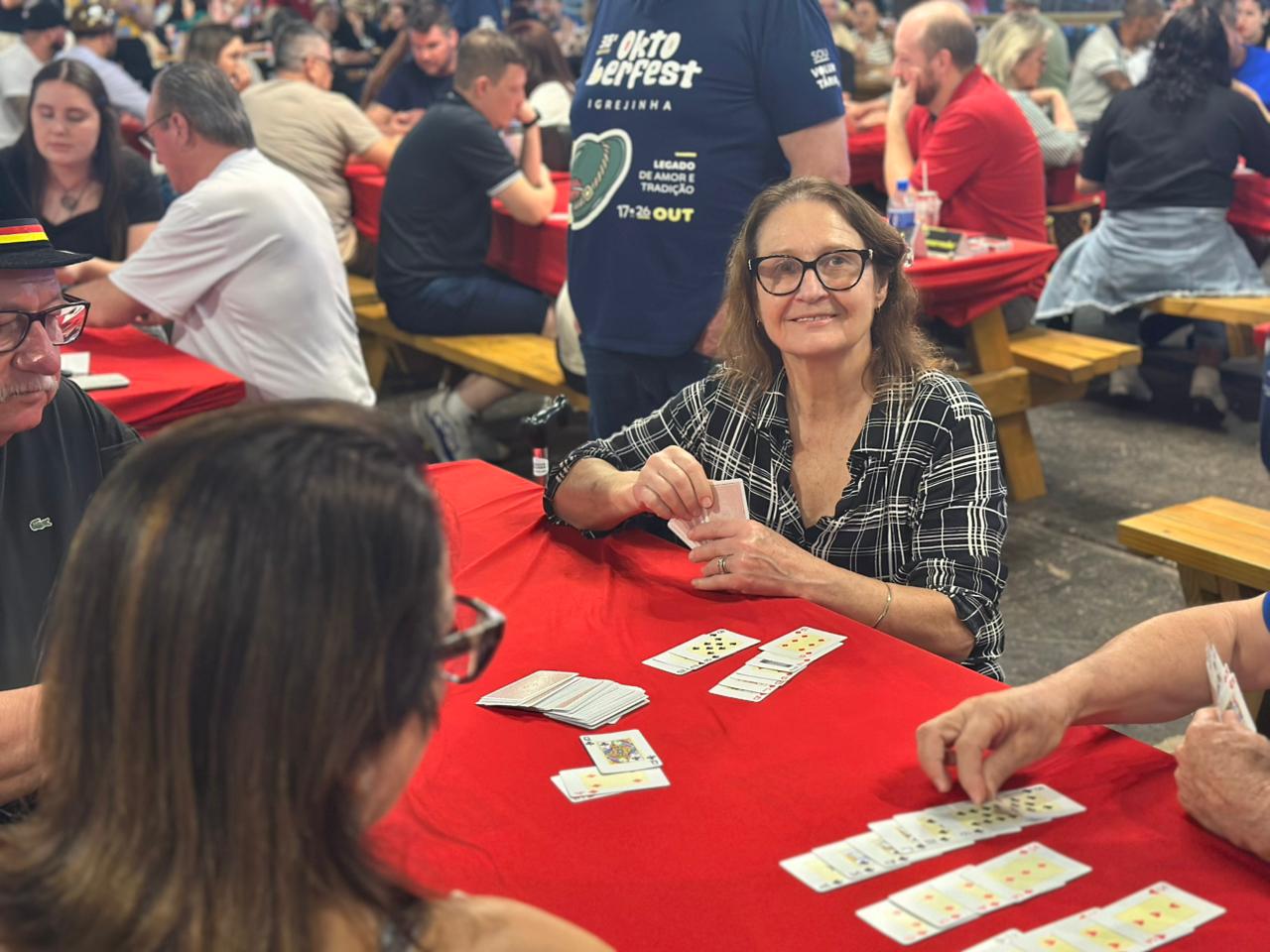Torneio de canastra conecta gerações na 36ª Oktoberfest de Igrejinha