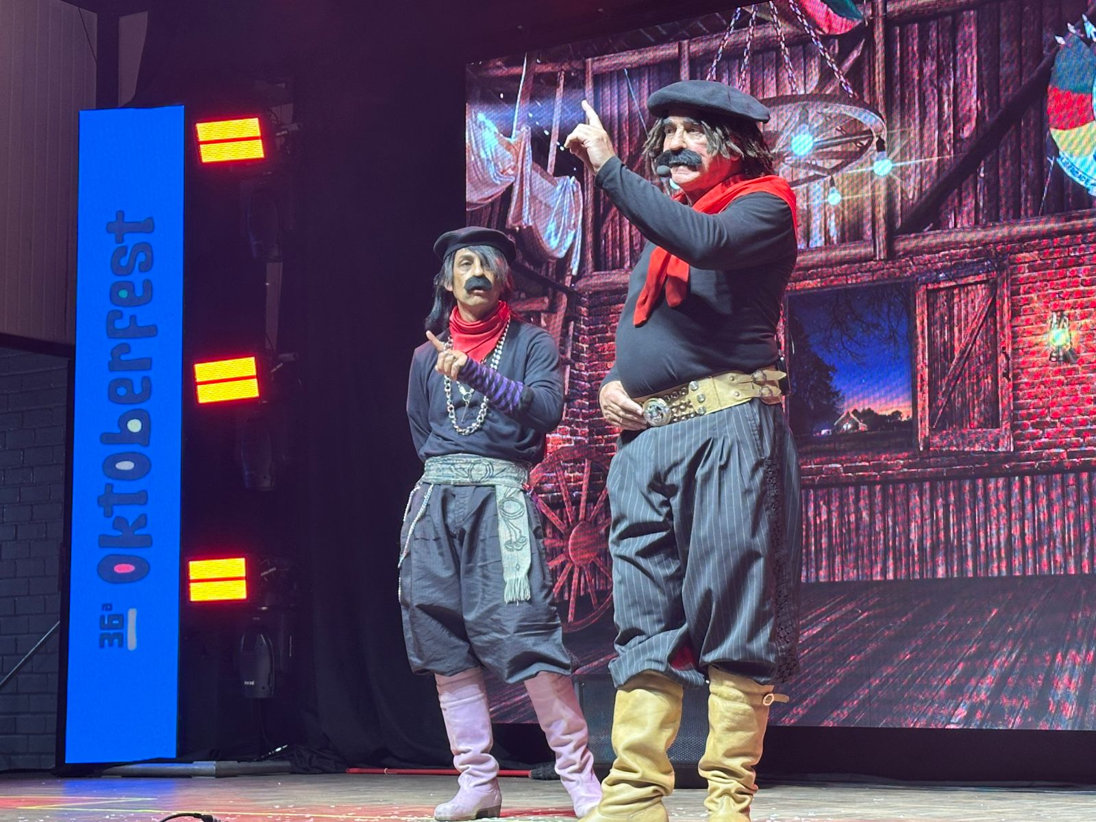 Guri de Uruguaiana leva humor e cultura gaúcha ao palco da Oktoberfest de Igrejinha