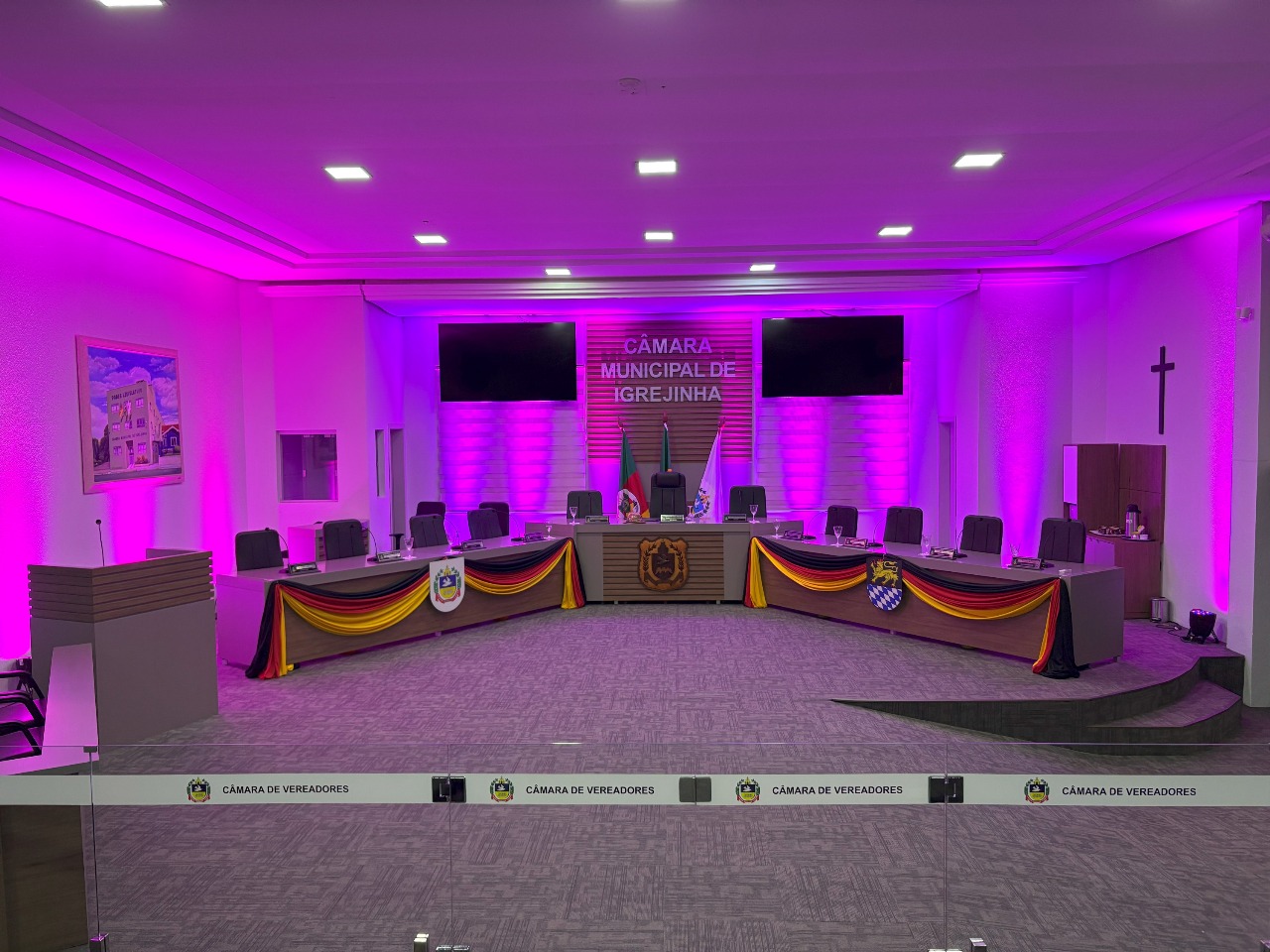 Câmara de Igrejinha celebra a Oktoberfest e o Outubro Rosa com decoração temática