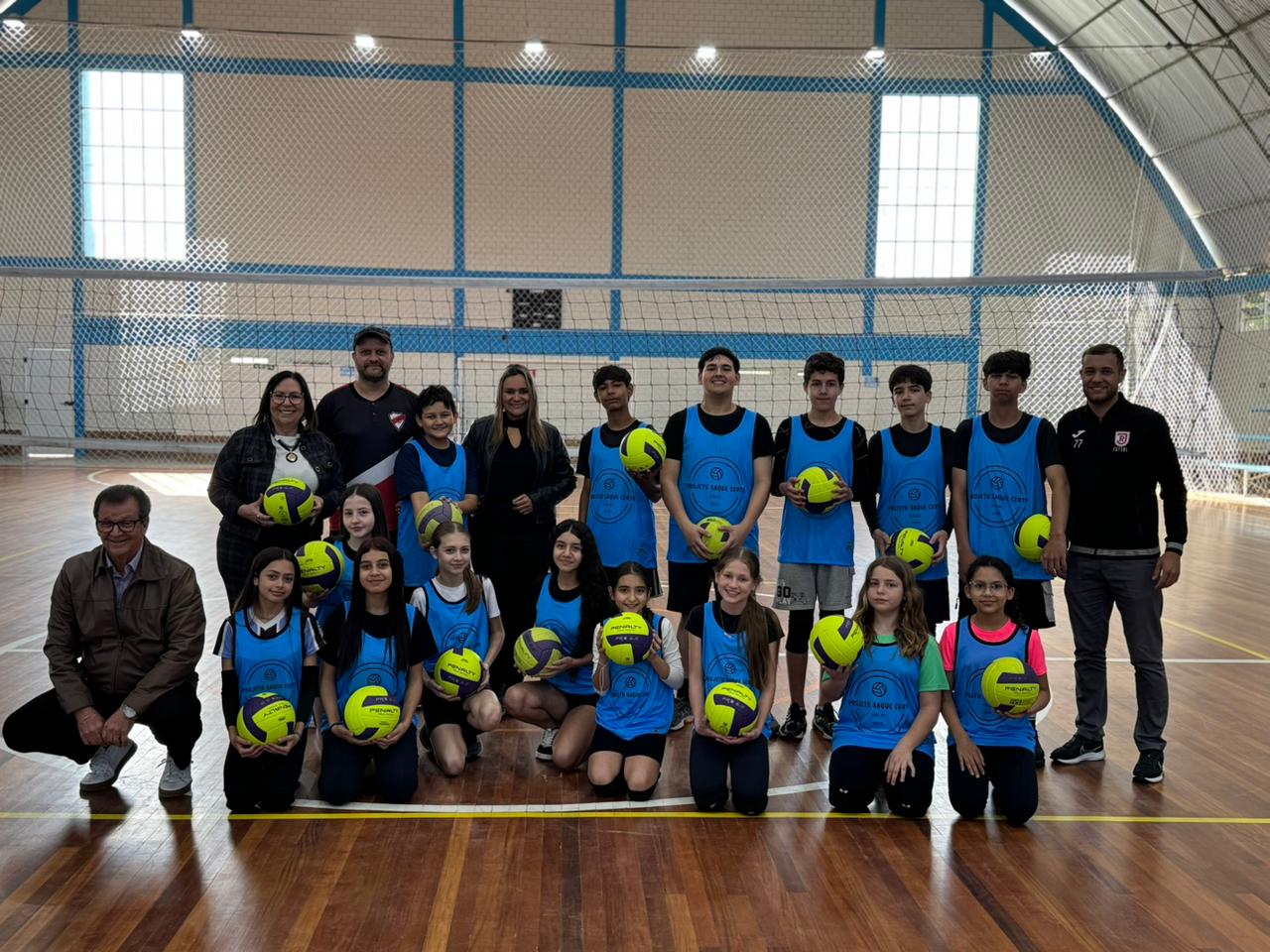 Prefeitura de Taquara entrega camisetas a crianças do Projeto Saque Certo