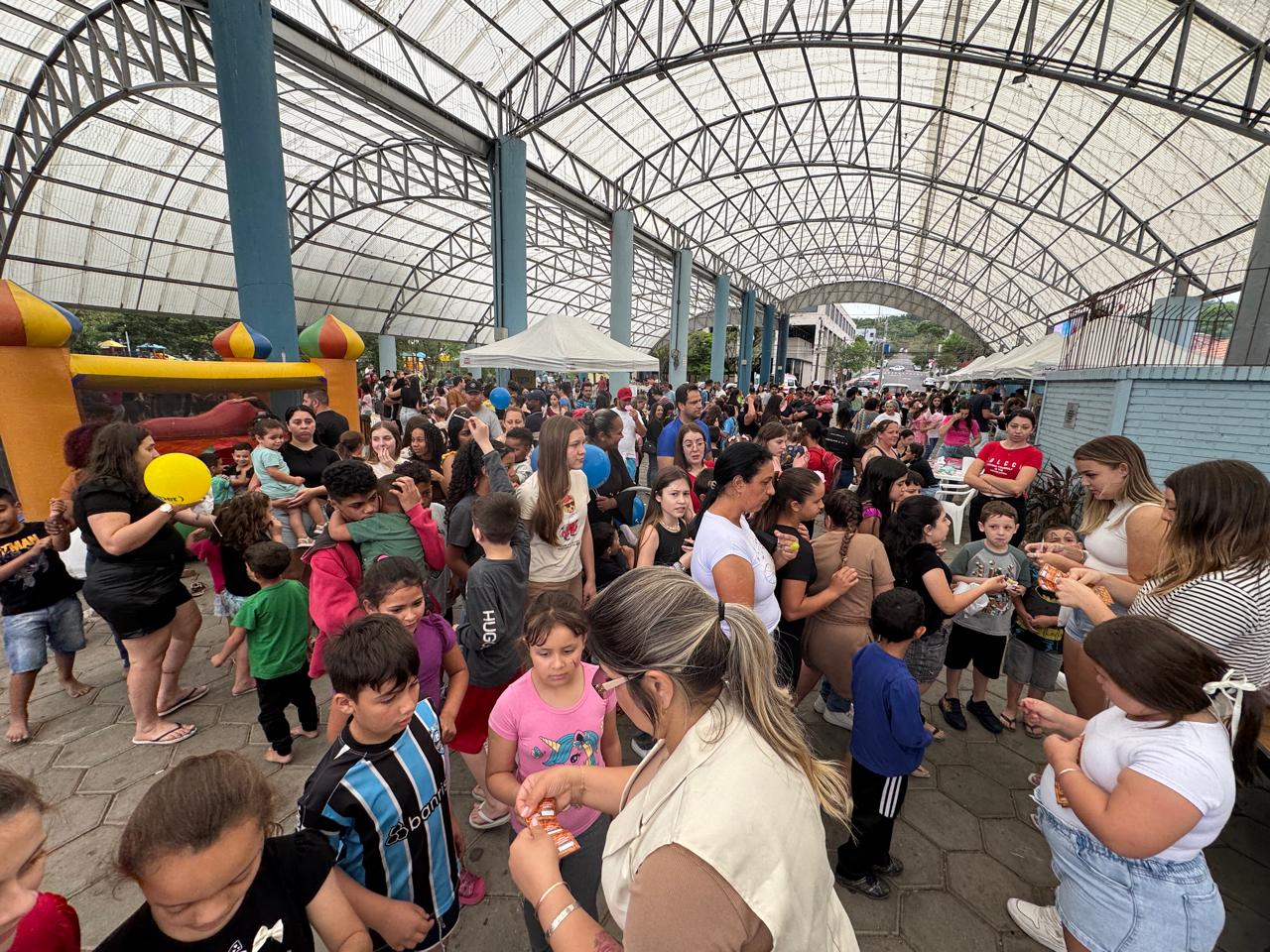 Festa das Crianças do Bixo de Pé e seus Amigos reúne centenas de famílias na Praça 1º de Maio