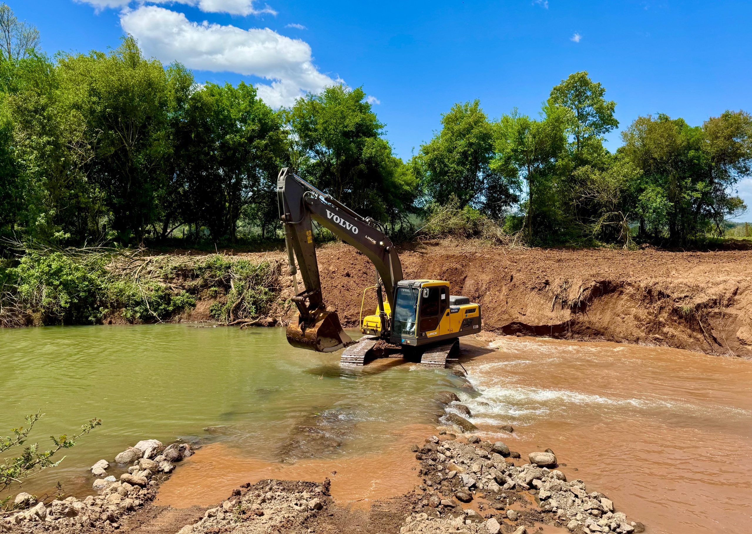 Taquara realiza desassoreamento em três trechos do Rio da Ilha 
