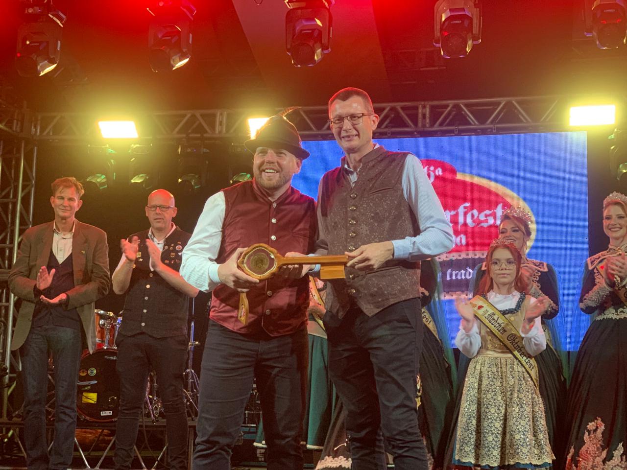 36ª Oktoberfest de Igrejinha tem abertura marcada por emoção, cultura e orgulho do voluntariado