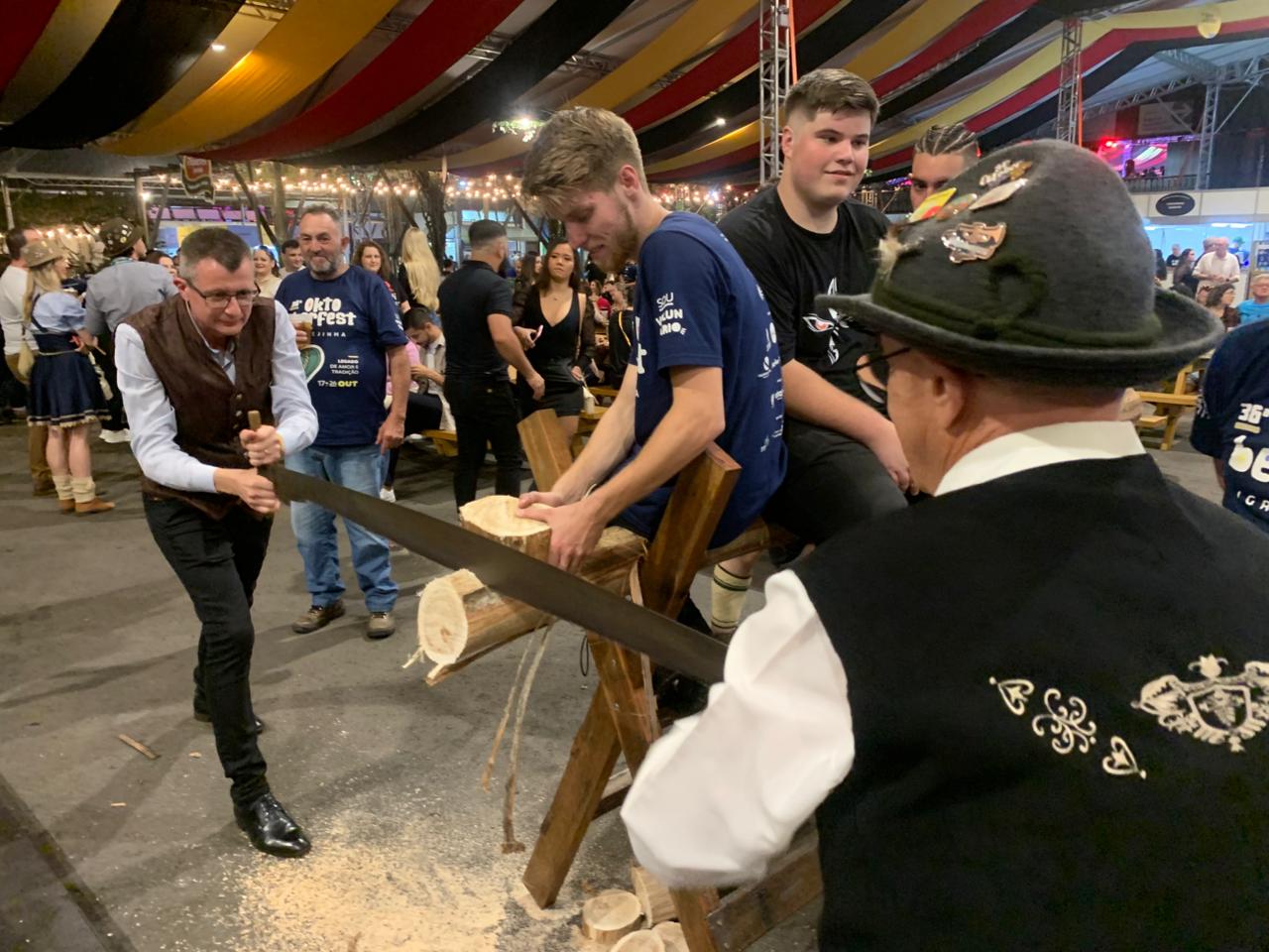 Jogos Germânicos da 36ª Oktoberfest de Igrejinha começam com apresentações no Lonão