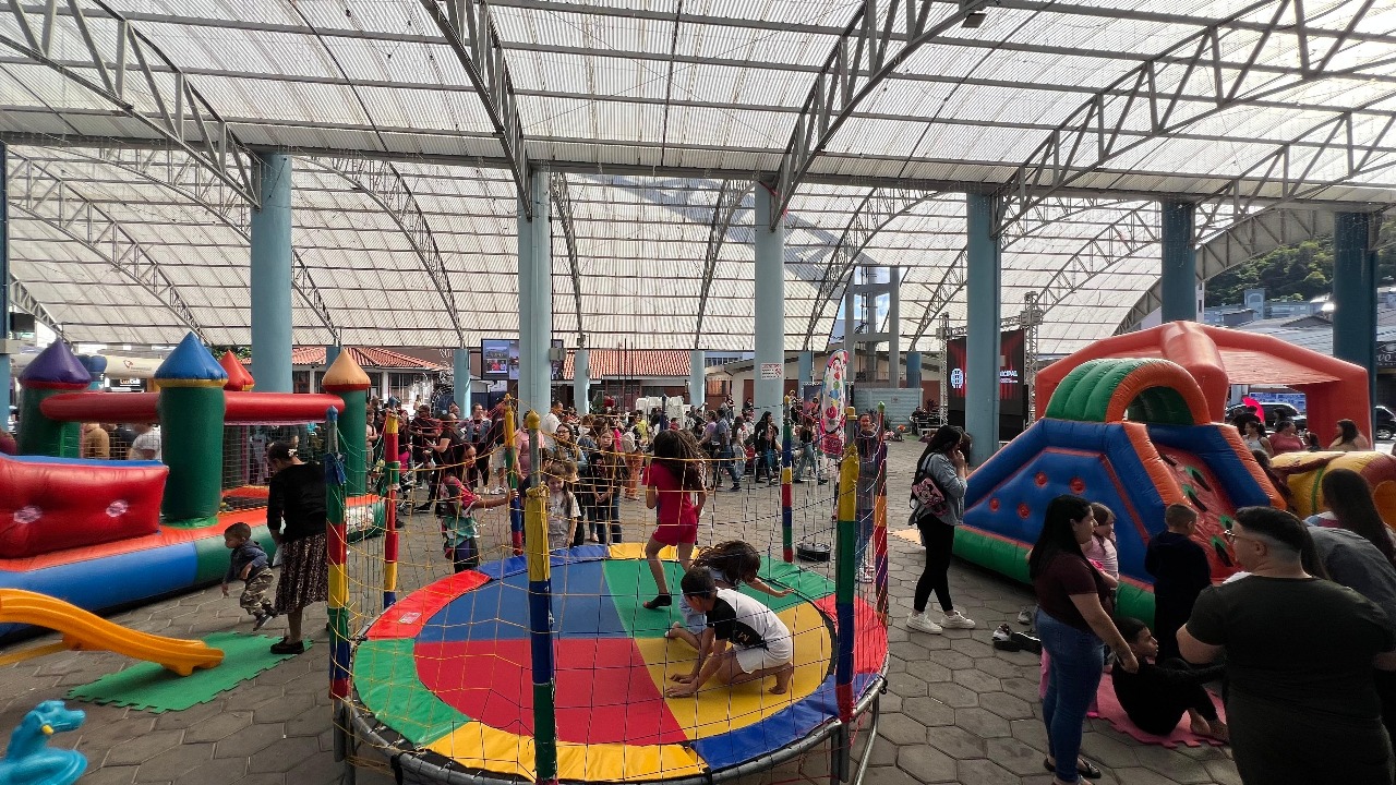 Cine União transformou a Praça 1º de Maio em uma tarde de diversão para as famílias de Parobé