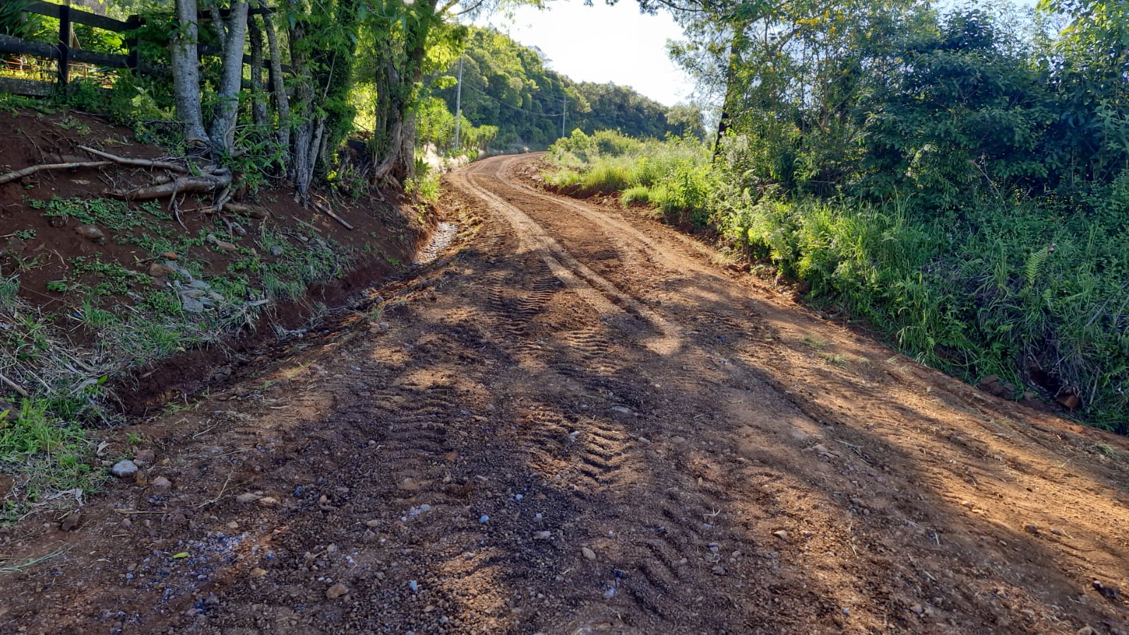 Prefeitura de Taquara amplia serviços de melhoria viária em estradas do interior e bairros urbanos