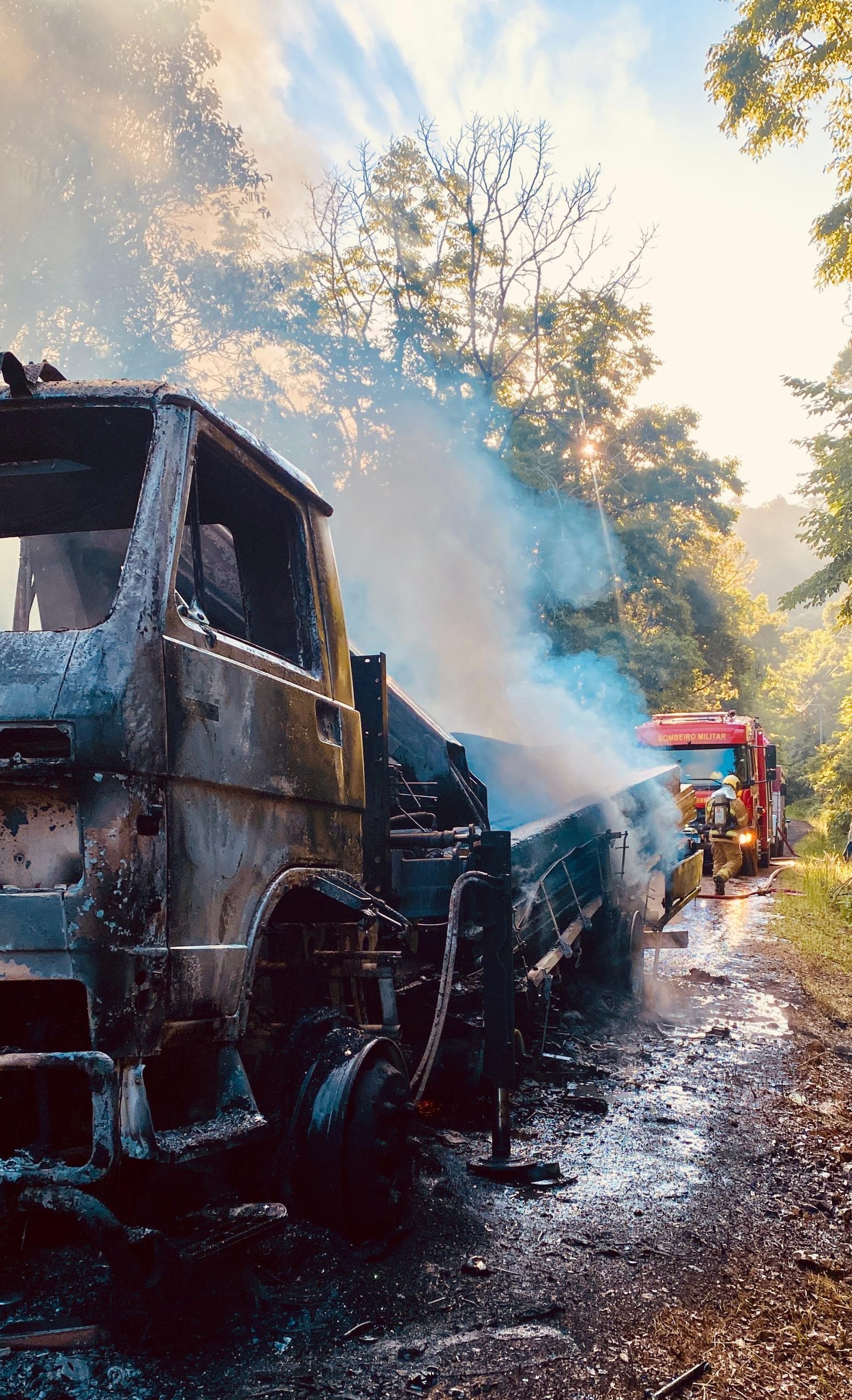 Incêndio atinge caminhão madeireiro no interior de Taquara