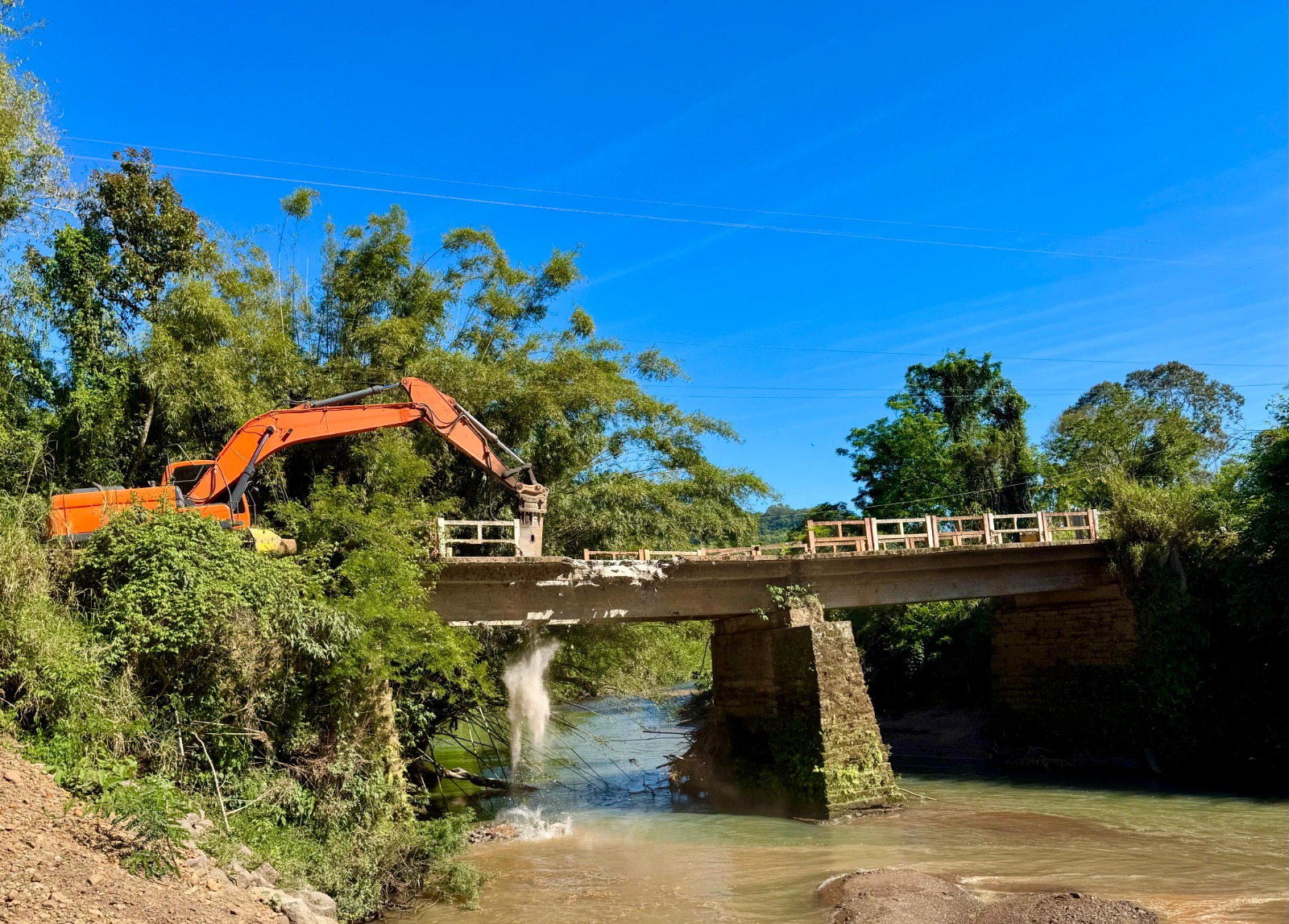 Obras de demolição da ponte de Vila Teresa iniciaram nesta sexta-feira (24) em Taquara