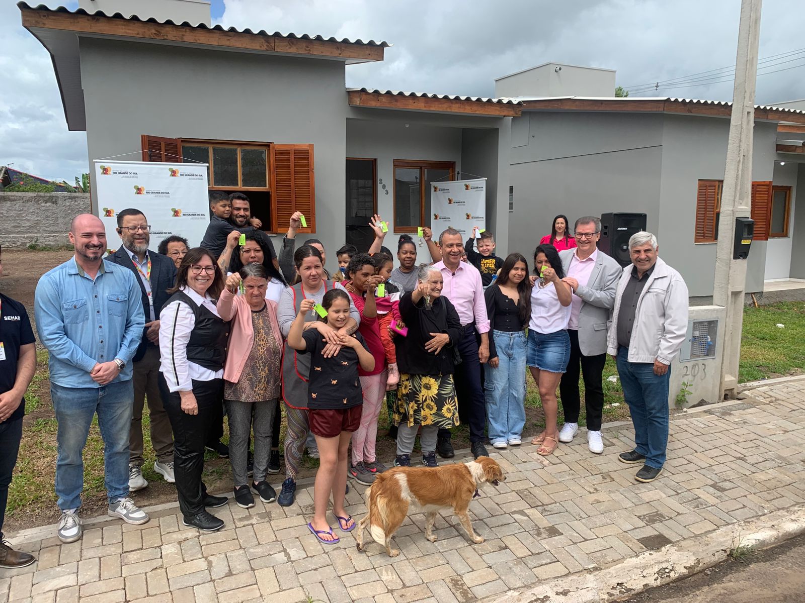 Emoção marca entrega de casas para famílias atingidas por enchentes em casa em Taquara