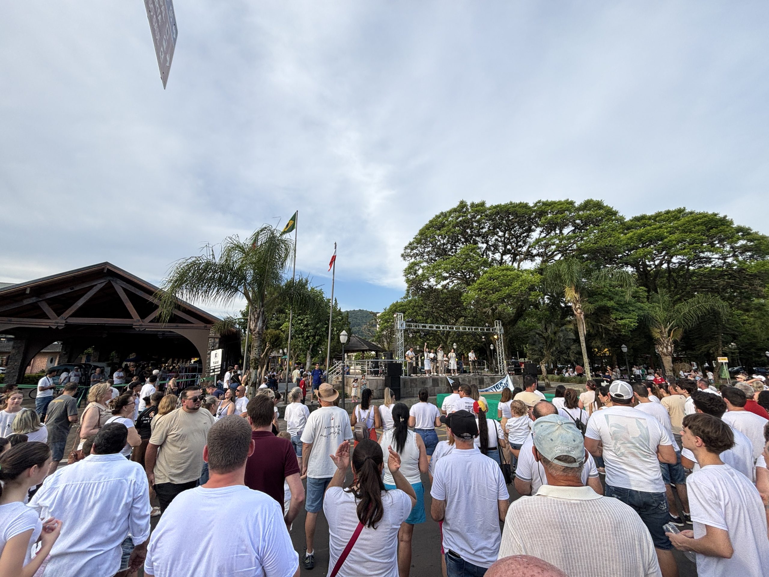 Três Coroas realiza 2ª Marcha para Jesus com participação das igrejas locais