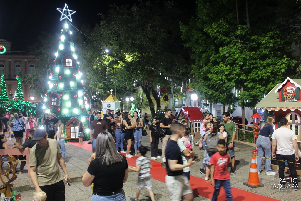 Natal Mágico de Taquara tem abertura com desfile e espetáculo na Praça Marechal Deodoro
