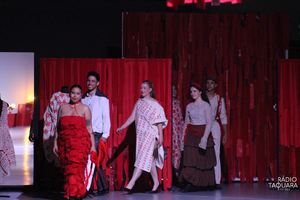 OUSE 2025 apresenta desfile com criações inspiradas em histórias de amor; VEJA FOTOS