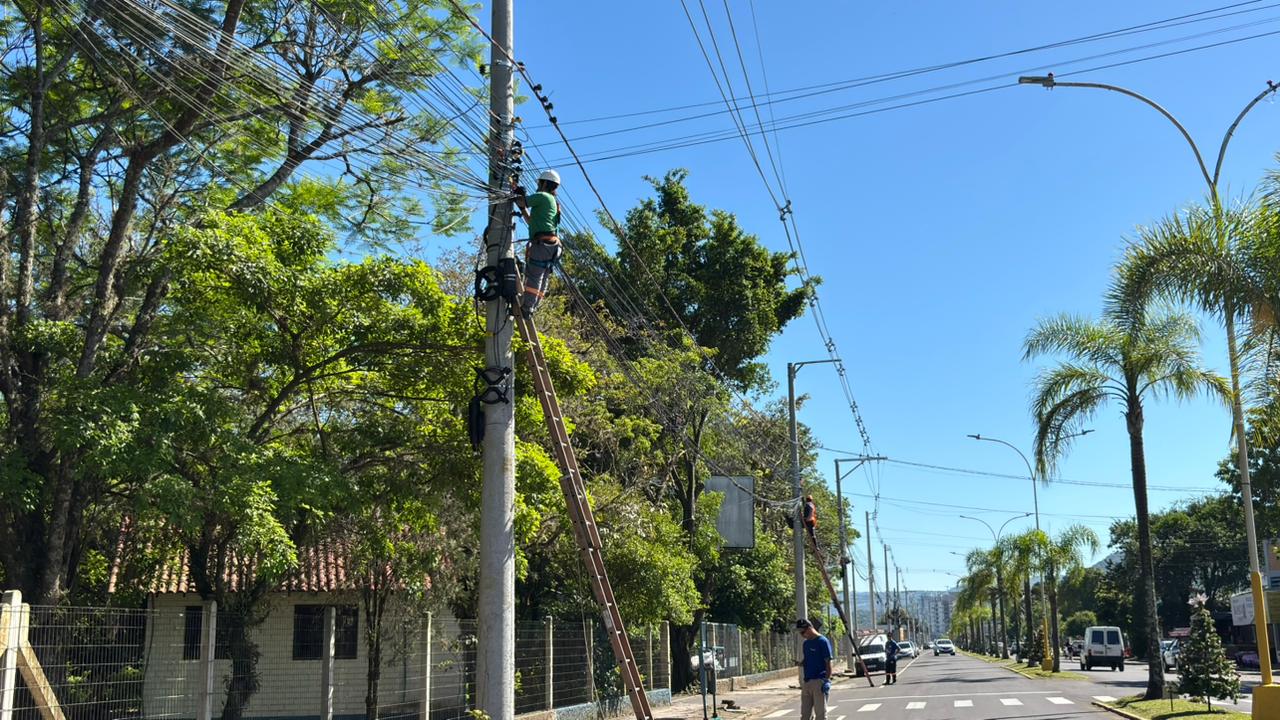 Operação “Poste Limpo” remove fios em desuso na Avenida Ildo Meneghetti