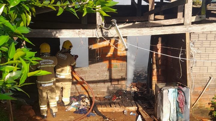 Incêndio destrói residência no bairro Alto Guarujá, em Parobé