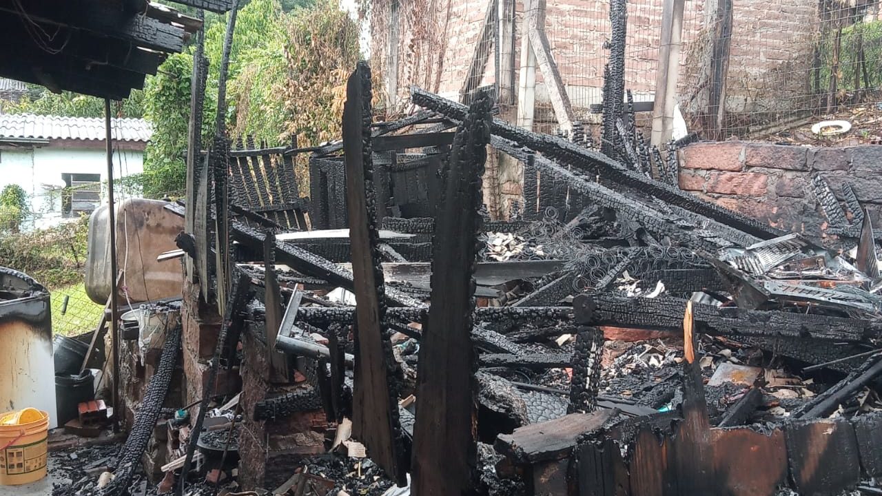 Depois de perder residência em incêndio, morador de Igrejinha busca ajuda para reconstruir o lar
