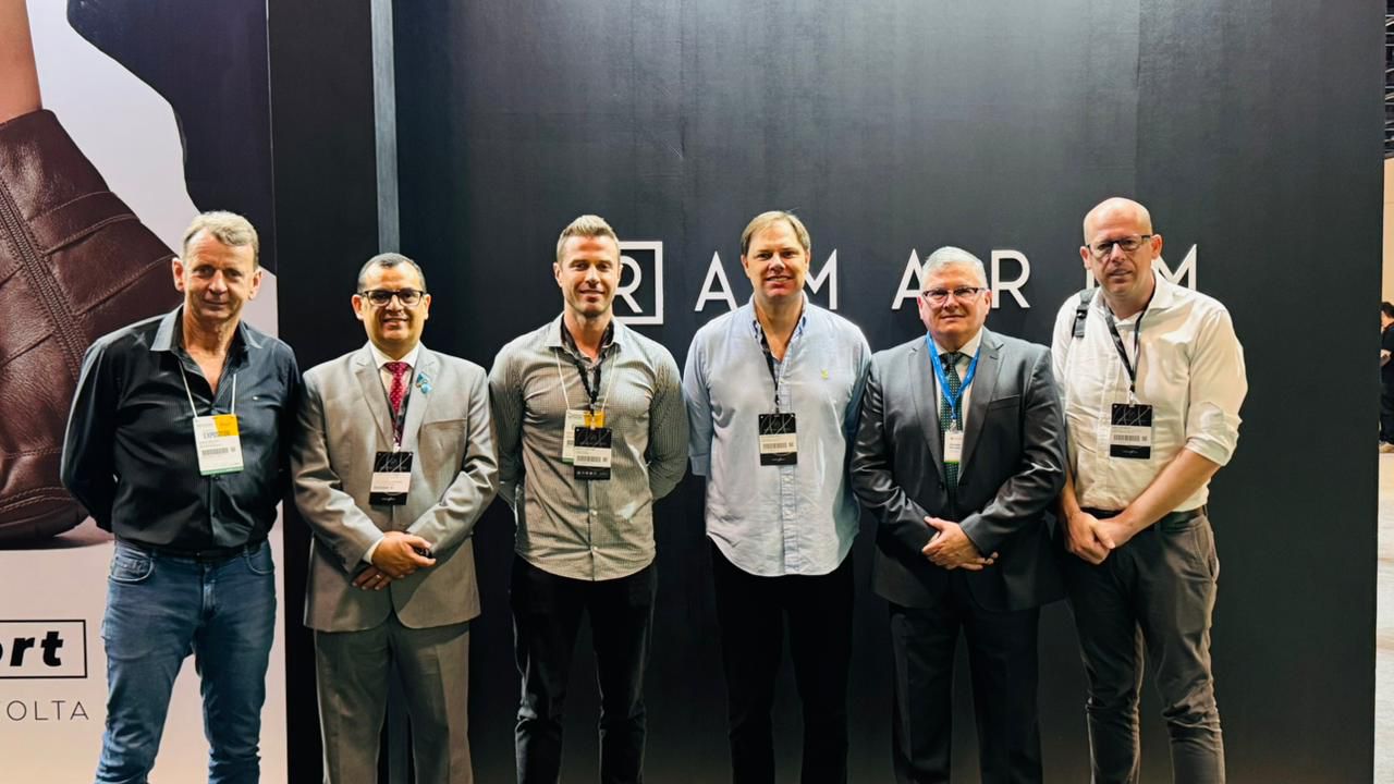 Deputado Joel representa Frente Parlamentar em Defesa do Setor Coureiro-Calçadista na BFShow, em São Paulo