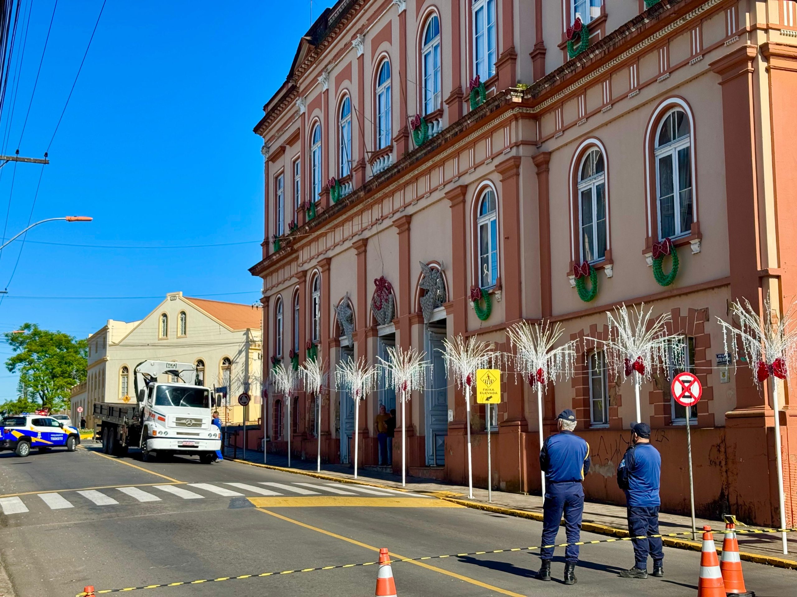 Trânsito é interrompido na Rua Tristão Monteiro nesta terça-feira (11)