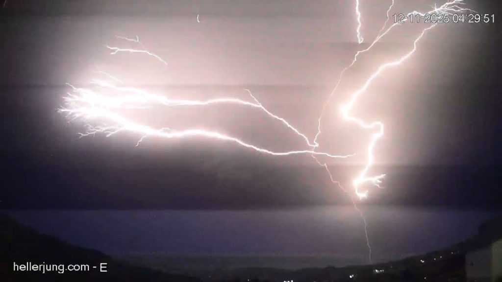 Vídeo com áudio mostra raio que acordou Taquara na madrugada