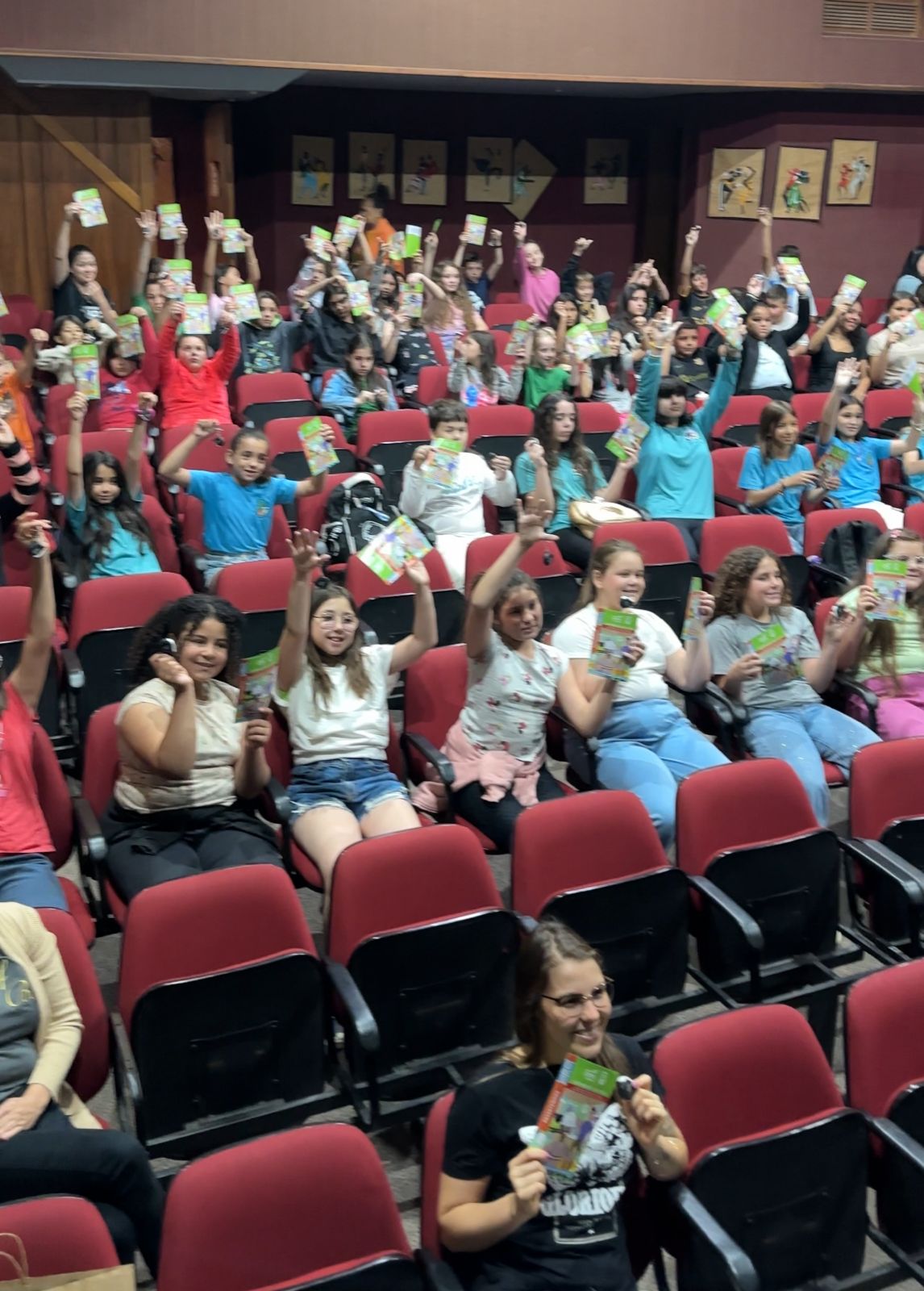 Cinema reúne cerca de 150 alunos integrando a programação da Semana da Consciência Negra em Taquara