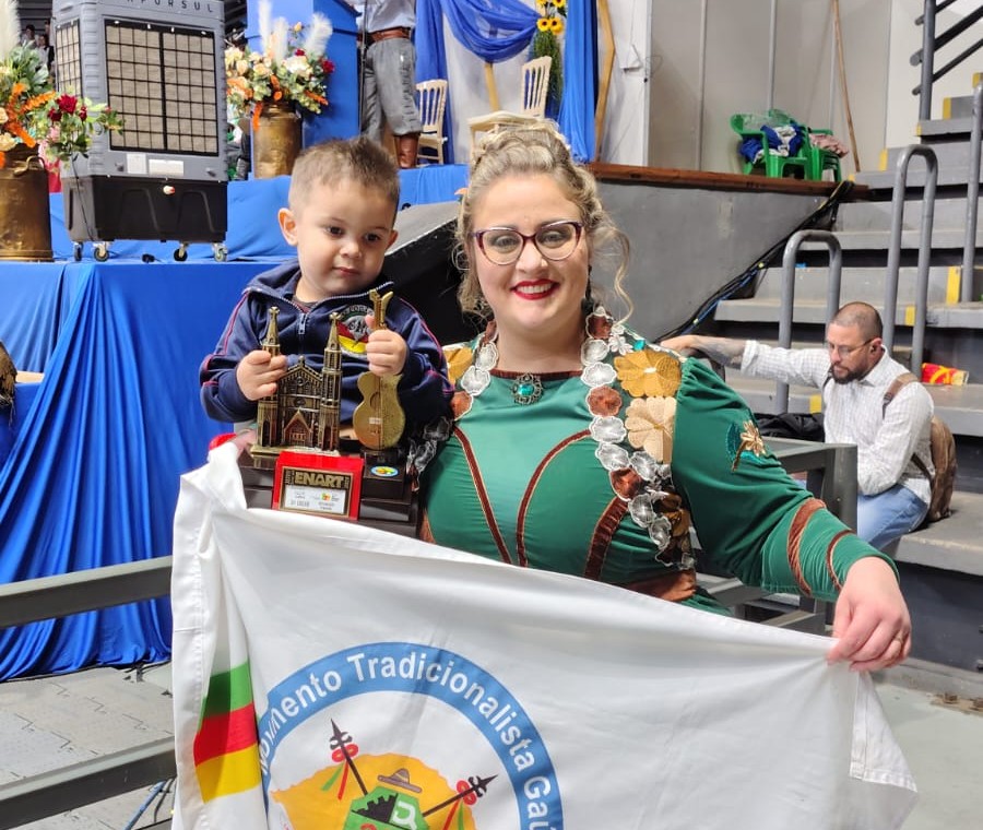 Declamadora do CTG Fogão Gaúcho é destaque novamente no ENART