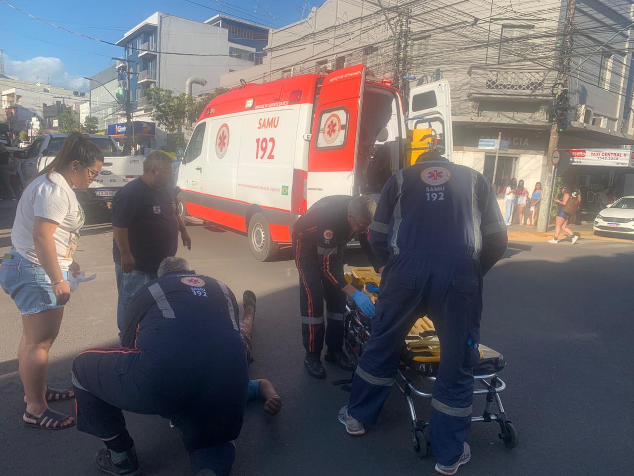 Carro atinge ciclista que andava na contramão no centro de Taquara