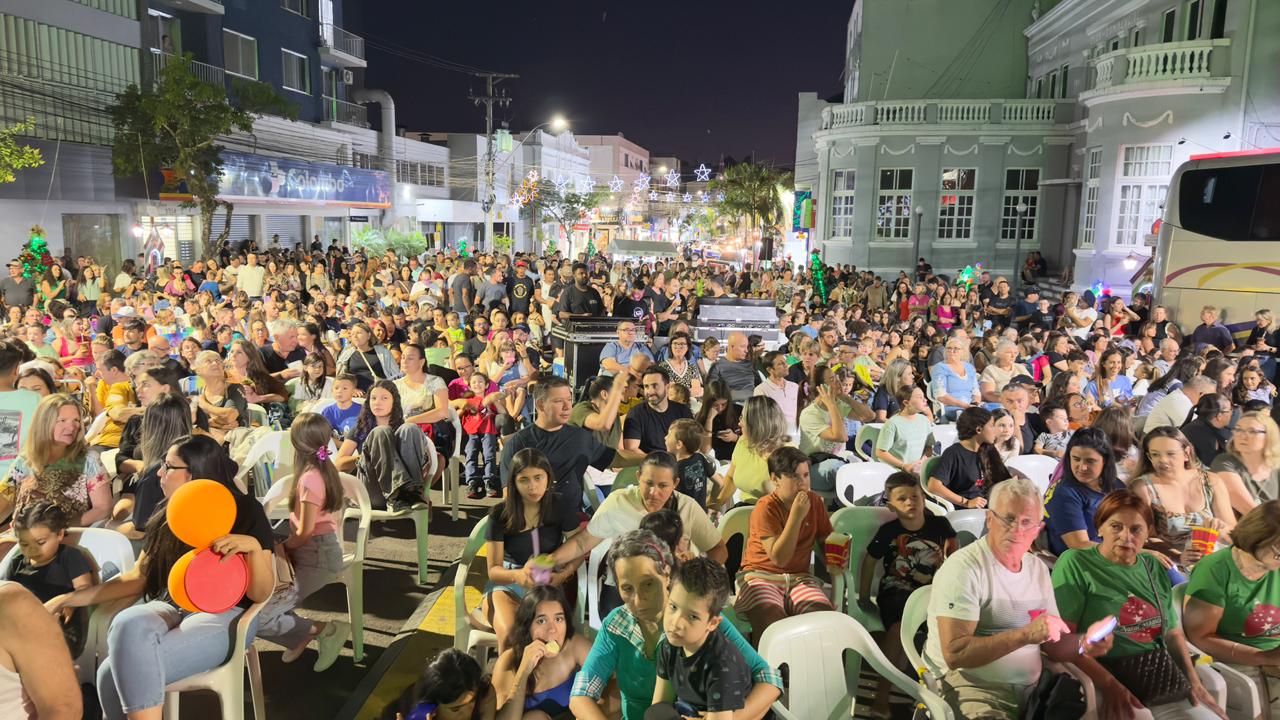 Comunidade lota Praça Marechal Deodoro para prestigiar espetáculo do Grupo Tholl em Taquara